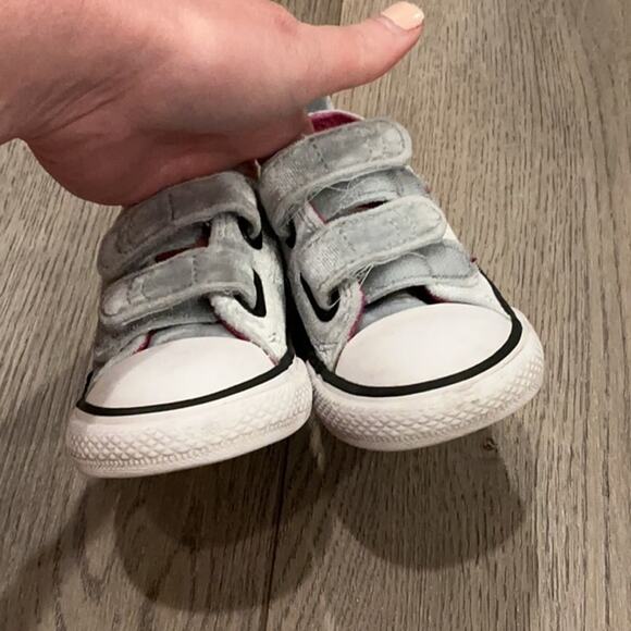 Lot of 2 Converse Heart Pink Gray All Star Converse Velcro Sneakers Size 6 and 7 - Picture 9 of 15